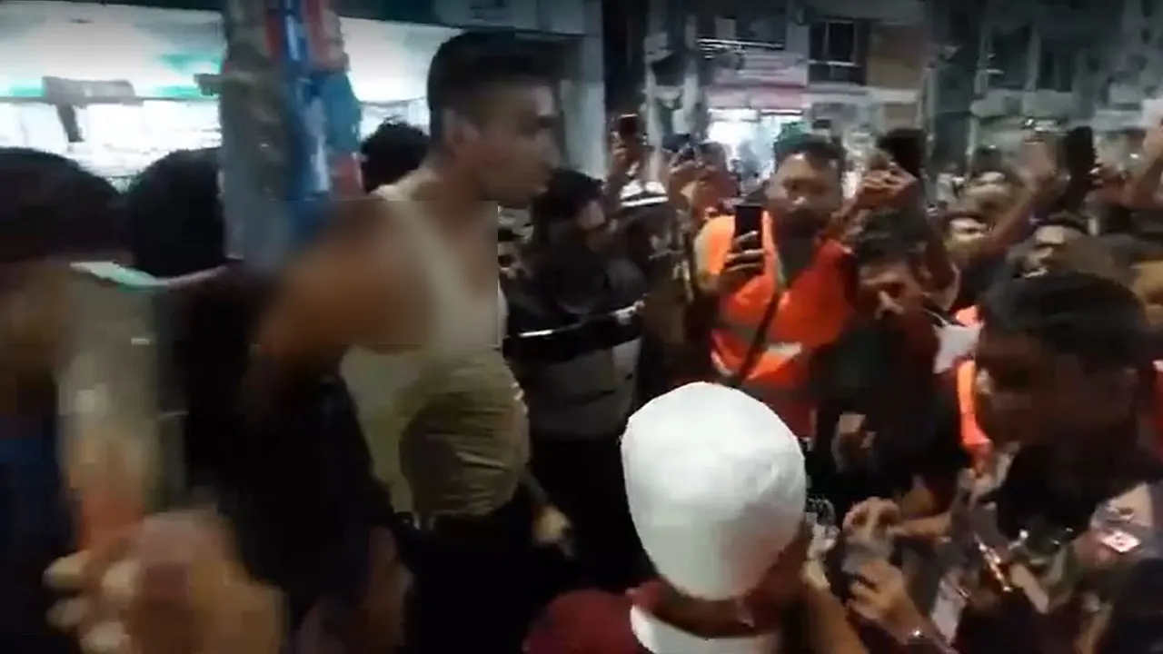 পলায়নরত এক আনসার সদস্যকে ধরে বেঁধে রাখেন বিক্ষুব্ধ শিক্ষার্থীরা। ছবি : ফেসবুক লাইভ থেকে