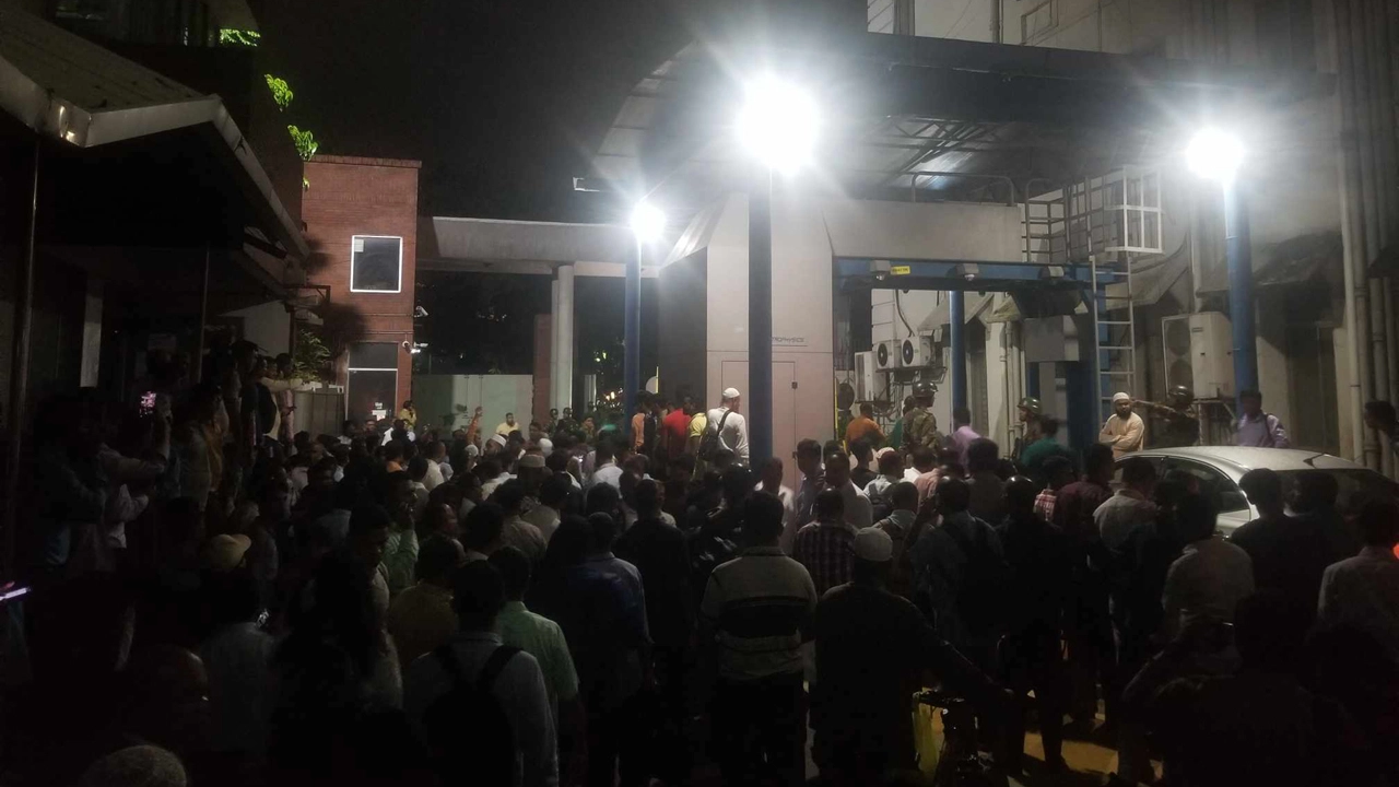 টানা সাড়ে ১০ ঘণ্টা অবরুদ্ধ থাকার মুক্ত হয়েছেন সচিবালয়ে কর্মরত বিভিন্ন মন্ত্রণালয় ও বিভাগের কর্মকর্তা-কর্মচারীরা। ছবি : সংগৃহীত