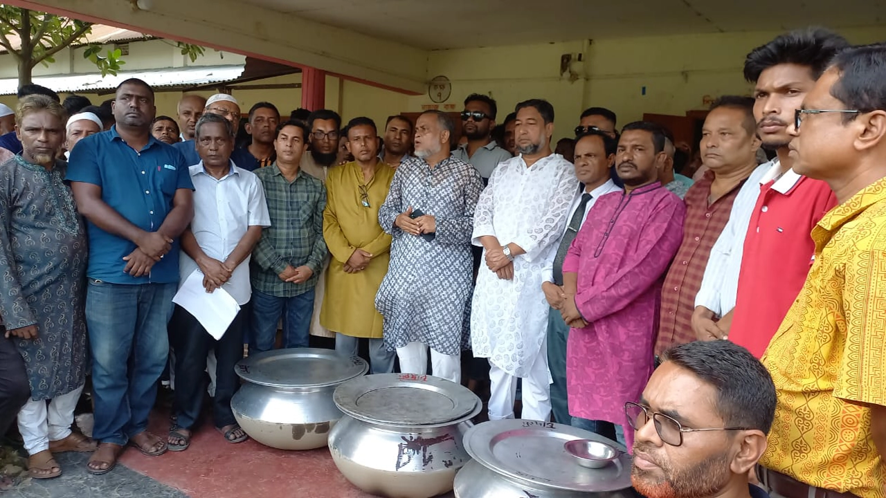 হবিগঞ্জে বন্যার্তদের আশ্রয়ণকেন্দ্রে রান্না করা খাবার বিতরণকালে কথা বলেন বিএনপির কেন্দ্রীয় নির্বাহী কমিটির সাংগঠনিক সম্পাদক জি কে গউছ। ছবি : কালবেলা