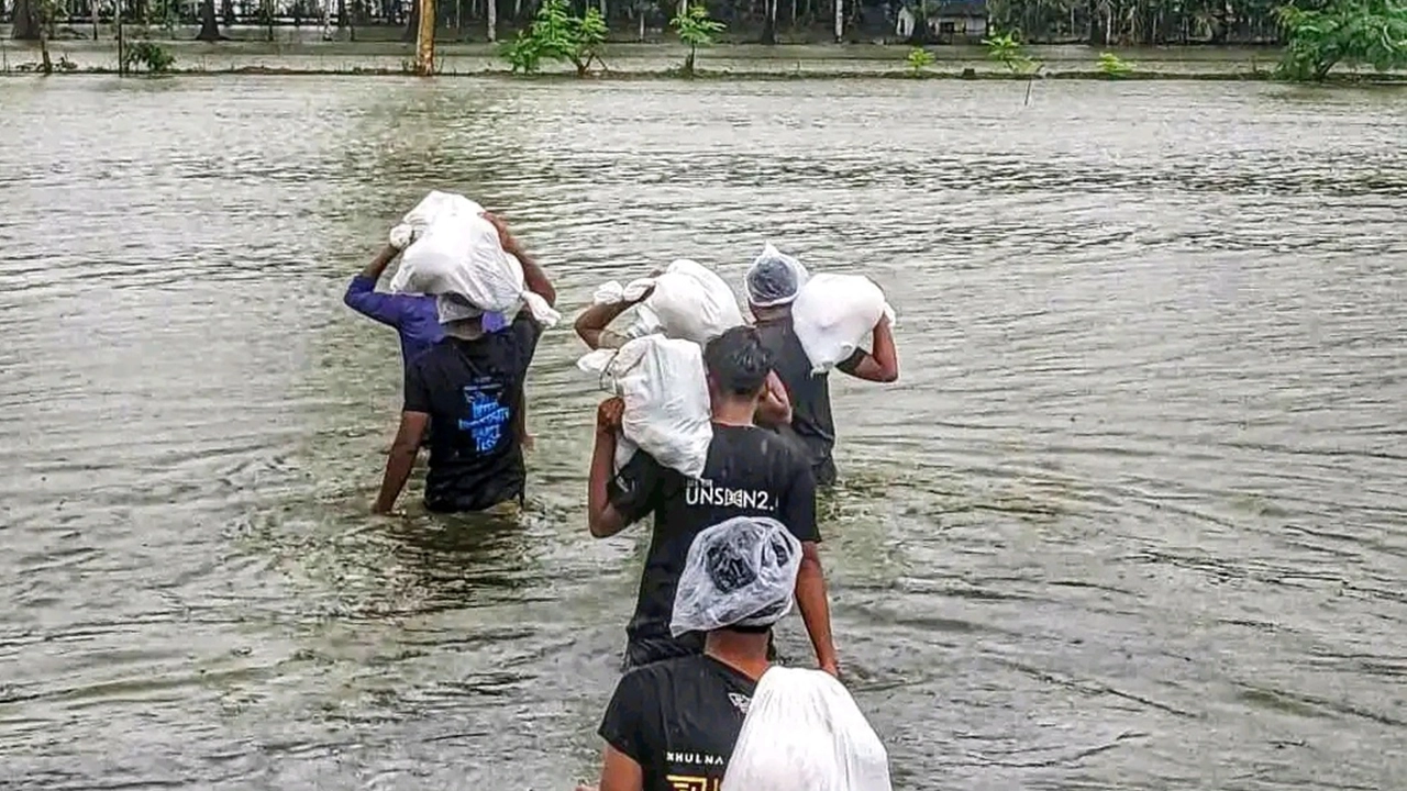 পানিবন্দিদের জন্য খাবার সহায়তা নিয়ে যাচ্ছেন খুলনা বিশ্ববিদ্যালয়ের শিক্ষার্থীরা। ছবি : কালবেলা