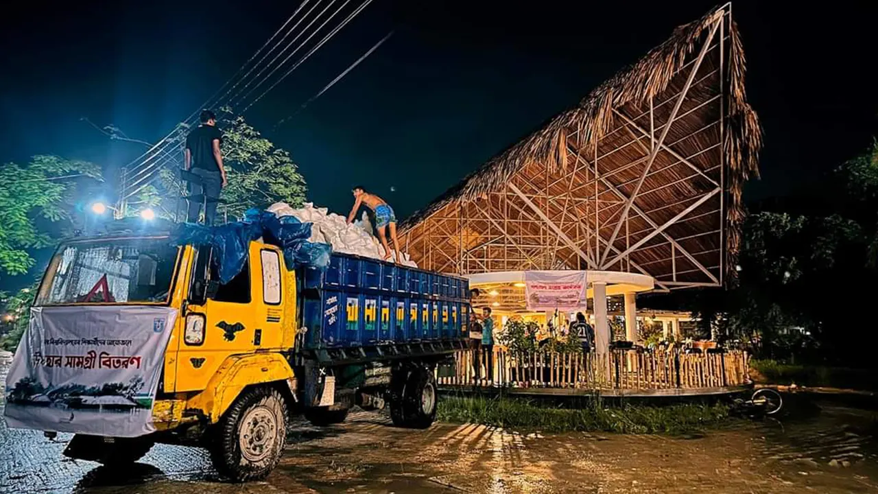 খুলনা বিশ্ববিদ্যালয়ের (খুবি) সাধারণ শিক্ষার্থীরা উপহারসামগ্রী নিয়ে প্রস্তুত। ছবি : কালবেলা