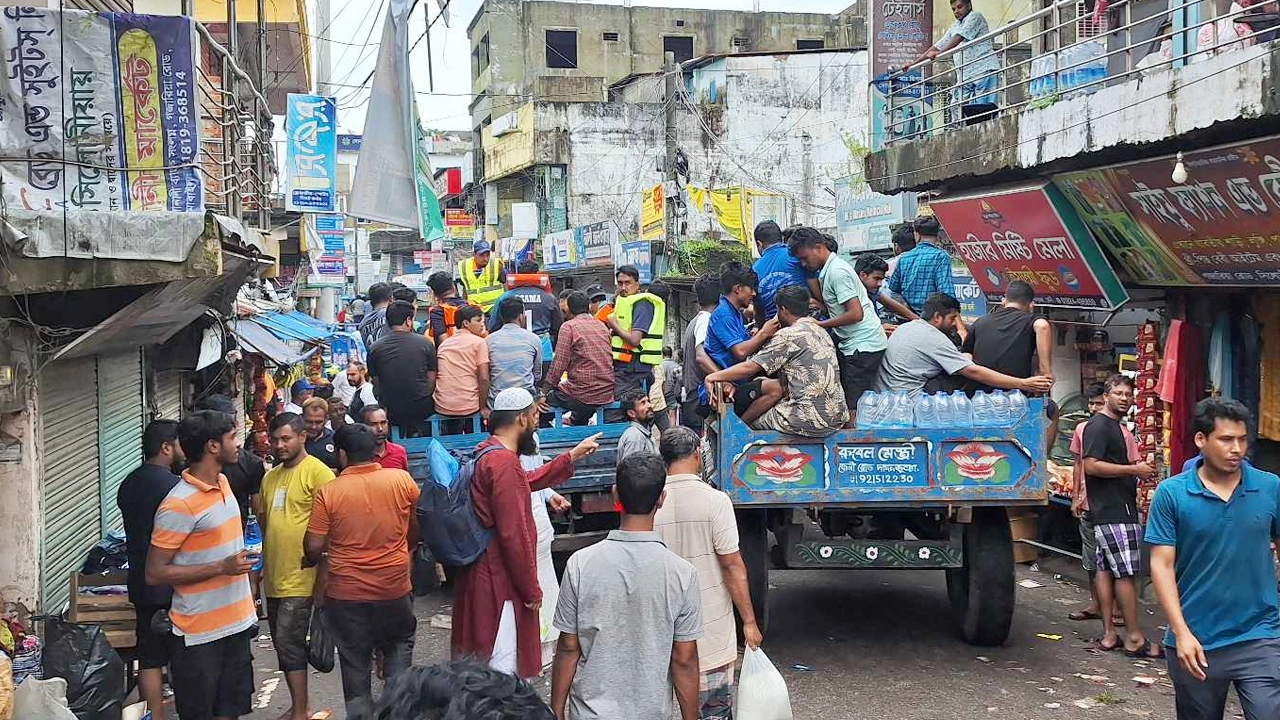 বন্যার্তদের জন্য ত্রাণ নিয়ে যাচ্ছেন স্বেচ্ছাসেবকরা। ছবি : কালবেলা