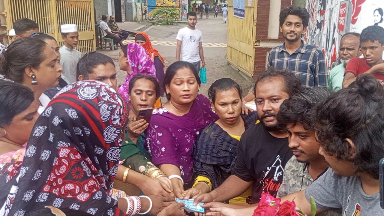 বন্যার্তদের সহায়তায় তৃতীয় লিঙ্গের মানুষরা। ছবি : কালবেলা