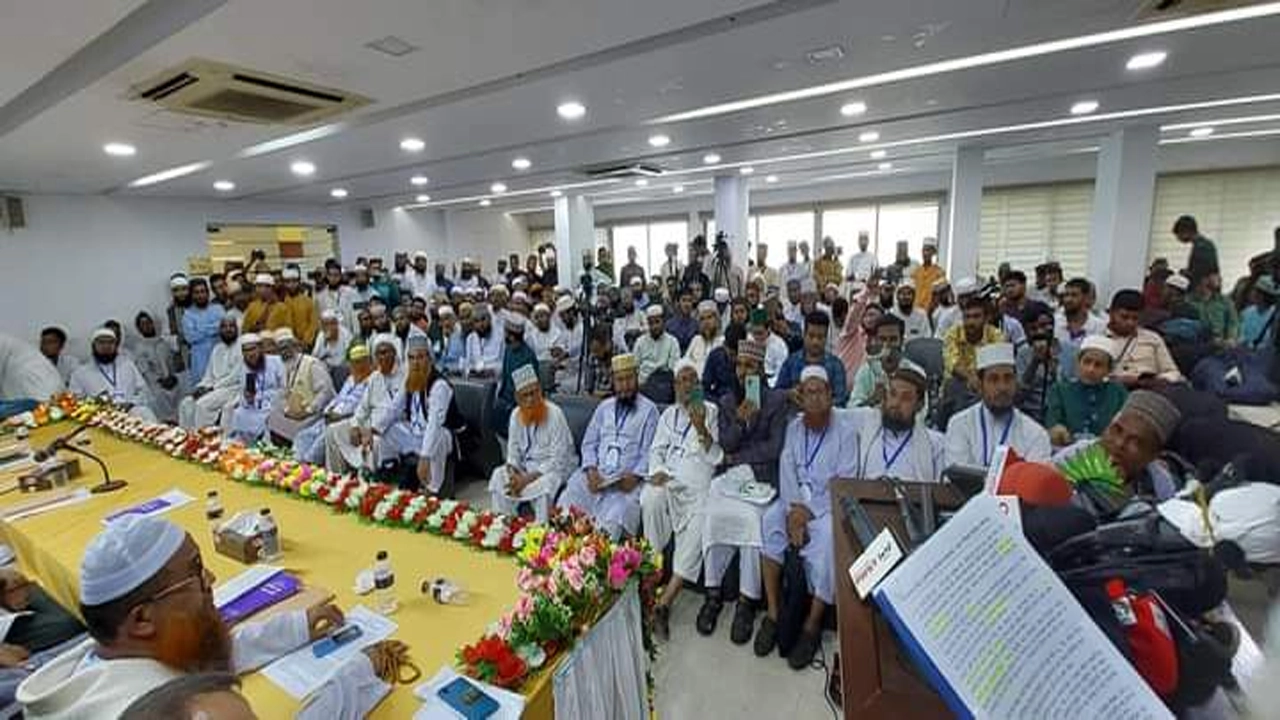 জাতীয় প্রেস ক্লাবে আলেম-ওলামা ও পীর-মাশায়েখ সম্মেলন। ছবি : কালবেলা