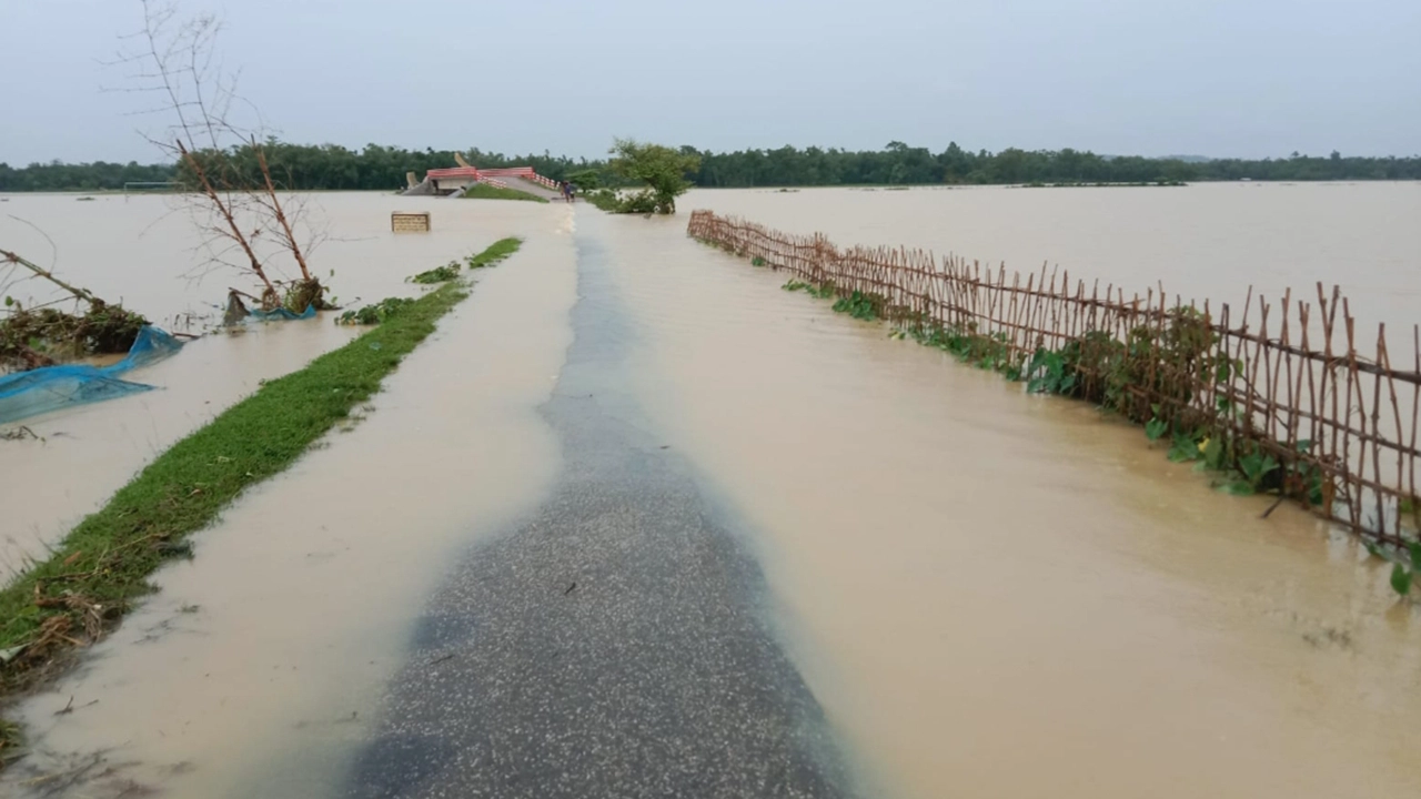 বন্যার পানিতে ডুবে যায় কুমিল্লার সড়ক। ছবি : কালবেলা