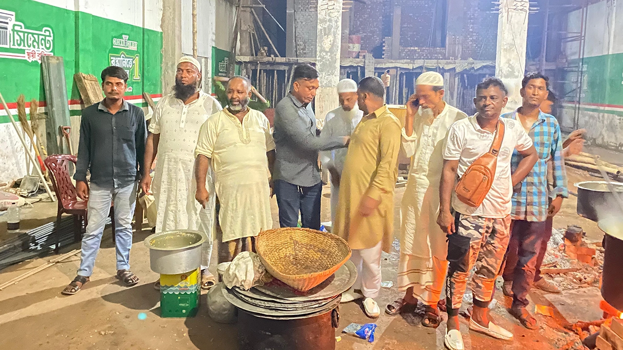 কুমিল্লার মুরাদনগরে বন্যার্তদের মাঝে খাবার জোগান দিচ্ছে কাজী শাহ পরিবার। ছবি : কালবেলা