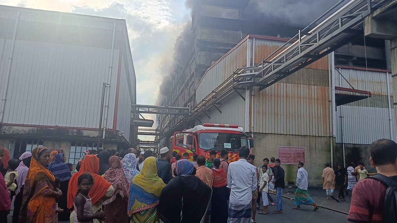 নারায়ণগঞ্জের রূপগঞ্জের রূপসী এলাকায় অবস্থিত গাজী টায়ার কারখানার আগুন নিয়ন্ত্রণে। ছবি : কালবেলা