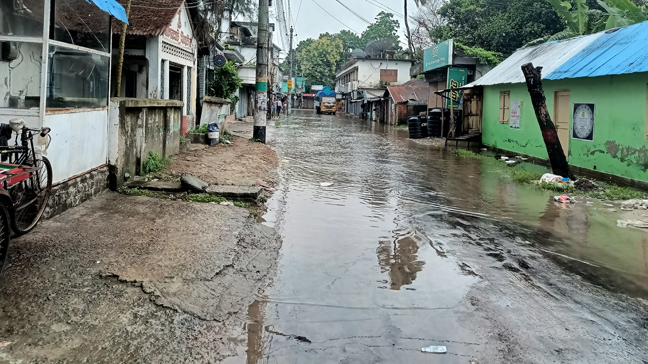 বন্যার পানি নেমে যাওয়ায় দেখা যাচ্ছে সড়কপথ। ছবি : কালবেলা