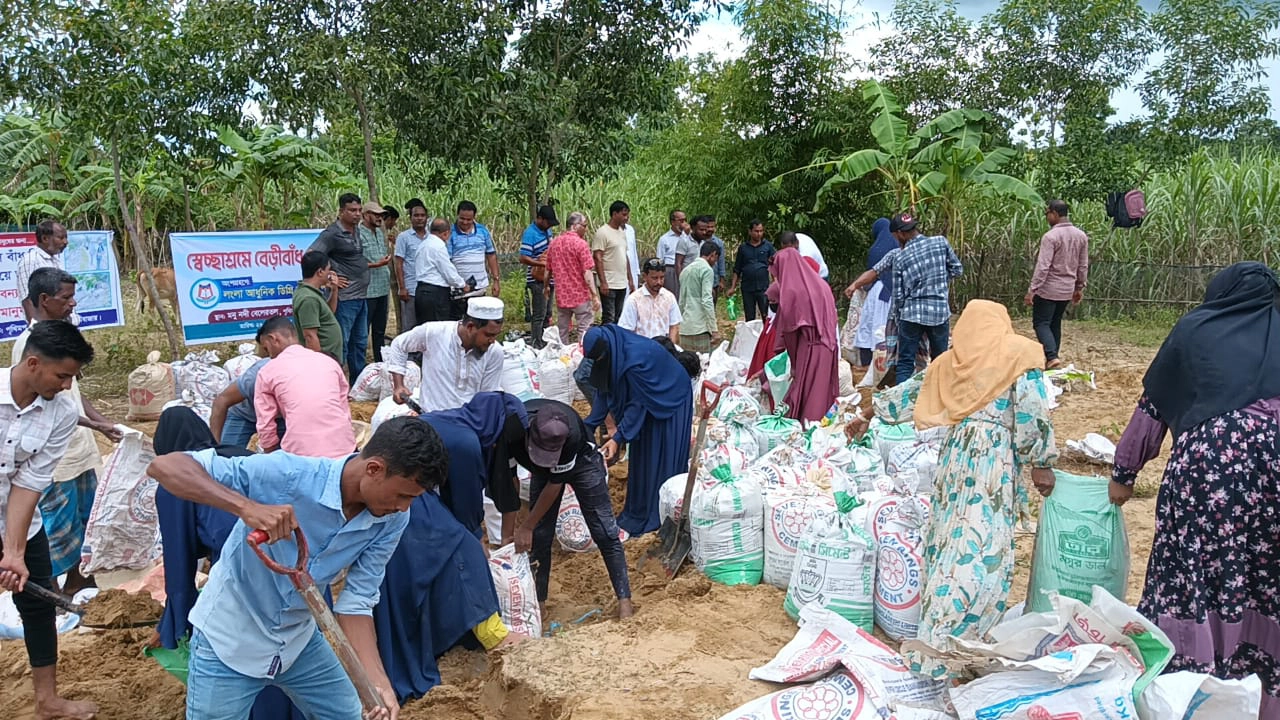 বাঁধ সংস্কার কাজে ব্যস্ত এলাকাবাসী ও শিক্ষার্থীরা। ছবি : কালবেলা
