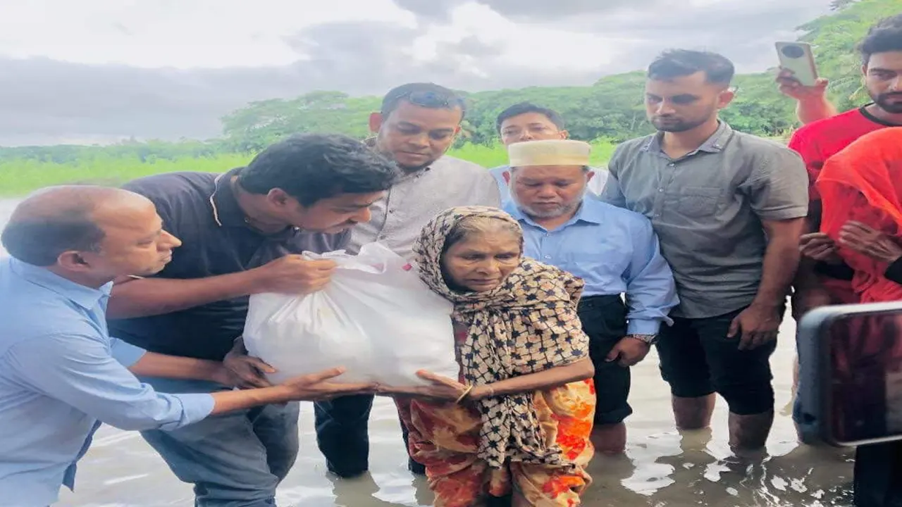 ছাত্রদলের ত্রাণ বিতরণ কর্মসূচি। ছবি : কালবেলা