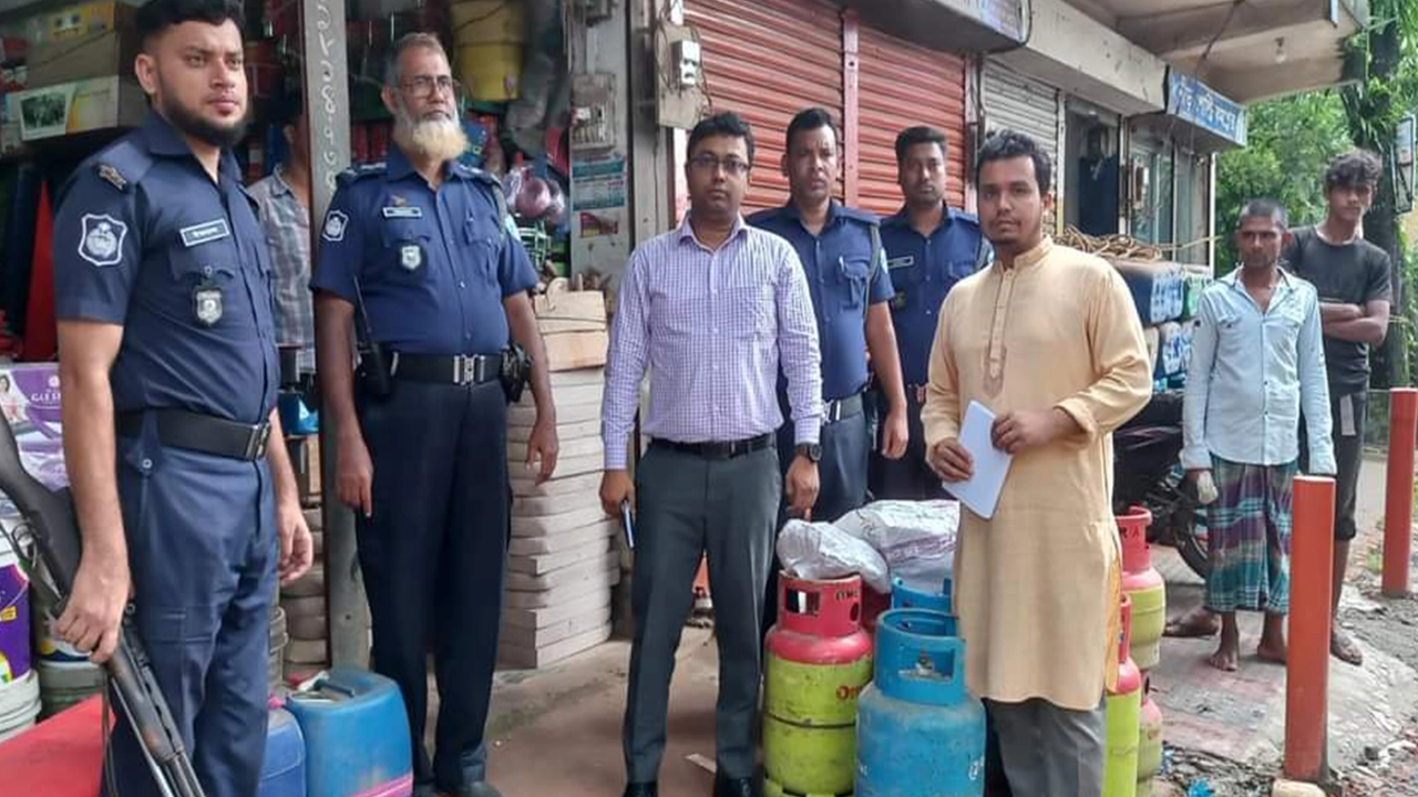 গ্যাস সিলিন্ডারের দাম অতিরিক্ত রাখার অপরাধে ৬ ব্যবসায়ীকে অর্থদণ্ড দেন এক্সিকিউটিভ ম্যাজিস্ট্রেট অমৃত দেব নাথ। ছবি : কালবেলা