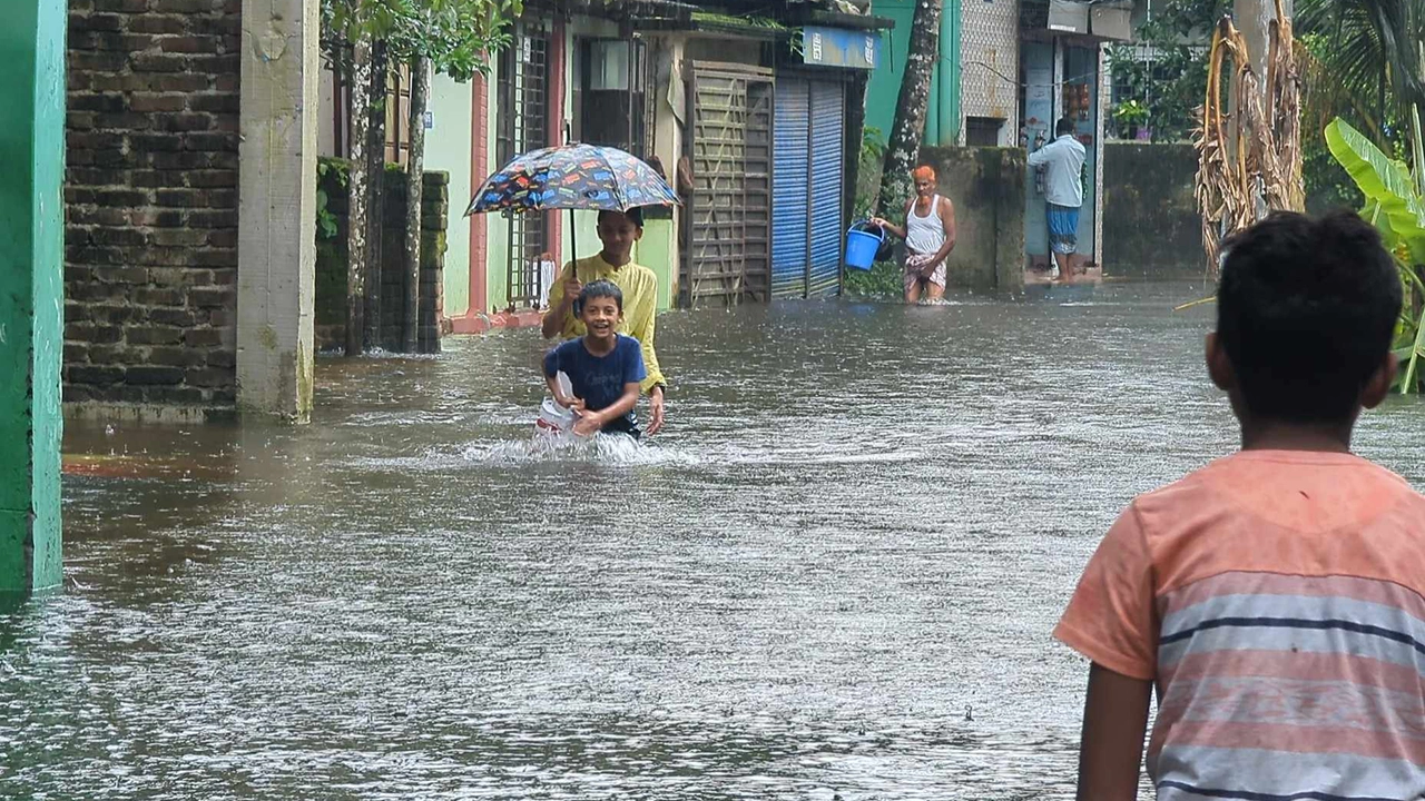 বন্যার পানি ডুবে গেছে লক্ষ্মীপুরের বিভিন্ন এলাকা। ছবি : কালবেলা