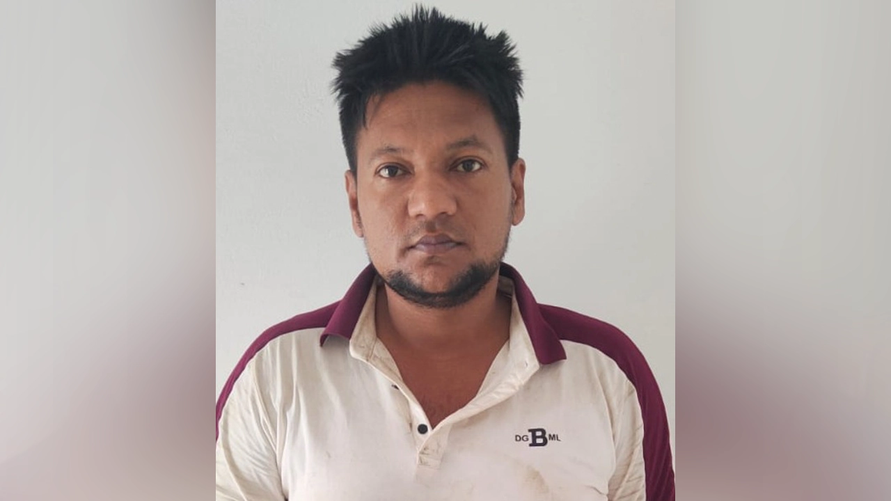ঝিনাইদহে মহেশপুর সীমান্ত থেকে আটক তারেক আহাম্মেদ অনিক ওরফে ‘কিলার অনিক’। ছবি : কালবেলা