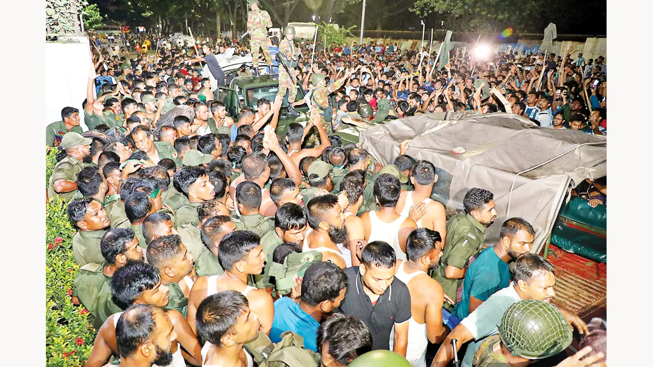 রোববার সচিবালয়ে বিক্ষুব্ধ শিক্ষার্থীদের হাত থেকে আনসারদের রক্ষা করেন সেনাসদস্যরা। ছবি : কালবেলা
