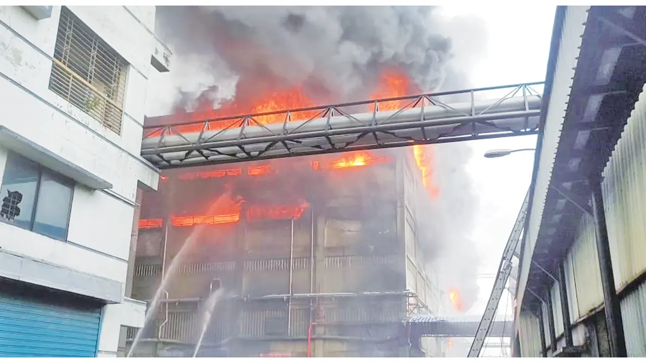 নারায়ণগঞ্জের রূপগঞ্জ উপজেলার রূপসী এলাকায় অবস্থিত গাজী টায়ার ফ্যাক্টরির আগুন। ছবি : কালবেলা