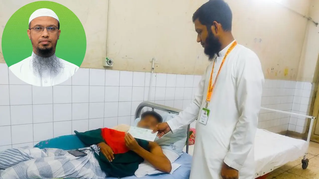 আহমাদুল্লাহর পক্ষ থেকে একজন প্রতিনিধি জবি শিক্ষার্থীকে চেক তুলে দেন। ছবি : সংগৃহীত