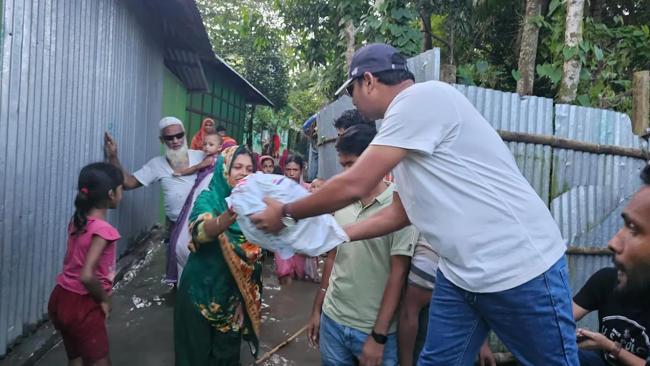 সোনাইমুড়িতে প্রায় ৫০০ পরিবারের মাঝে ত্রাণ বিতরণ করছেন ছাত্রদলের কেন্দ্রীয় সাধারণ সম্পাদক নাছির উদ্দীন নাছির। ছবি : কালবেলা