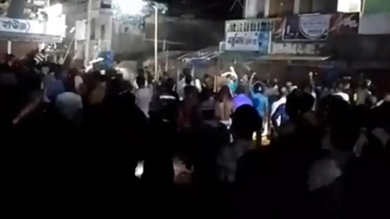 গ্রামবাসীর সংঘর্ষ। ছবি : কালবেলা