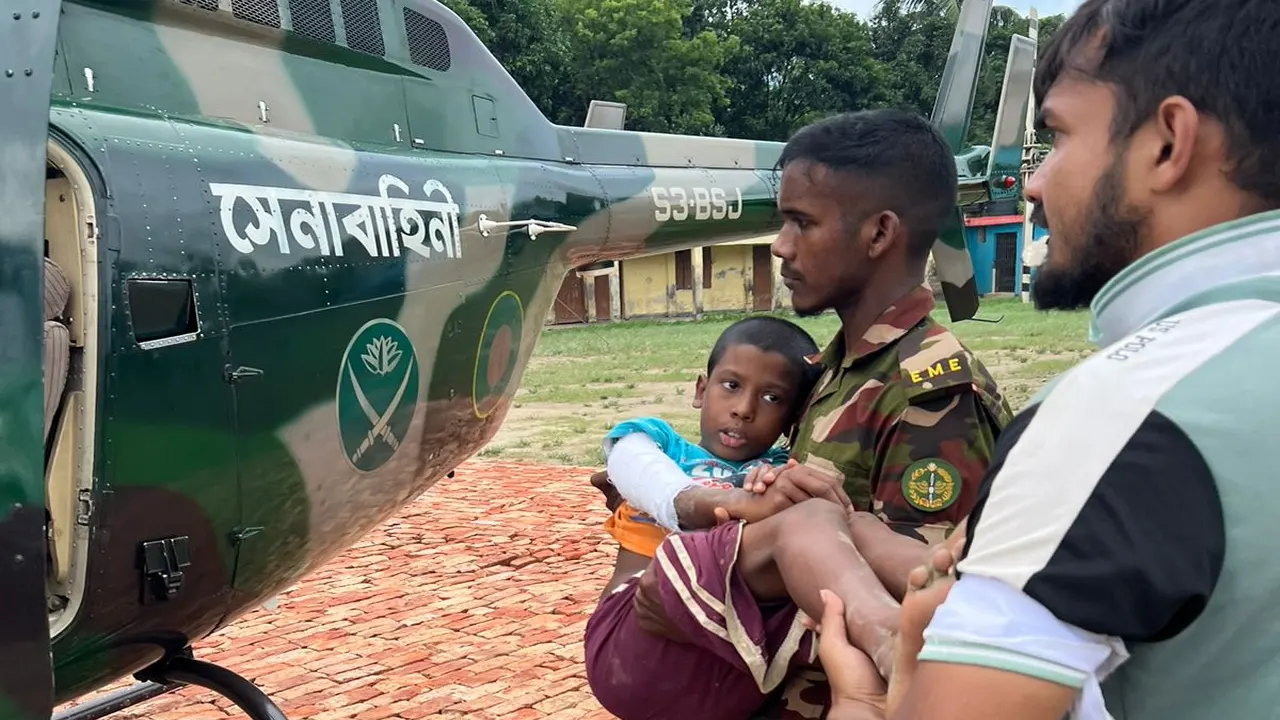 অসুস্থ এক শিশুকে উদ্ধার করে নিয়ে যাচ্ছেন সেনাবাহিনীর এক সদস্য। ছবি : সংগৃহীত