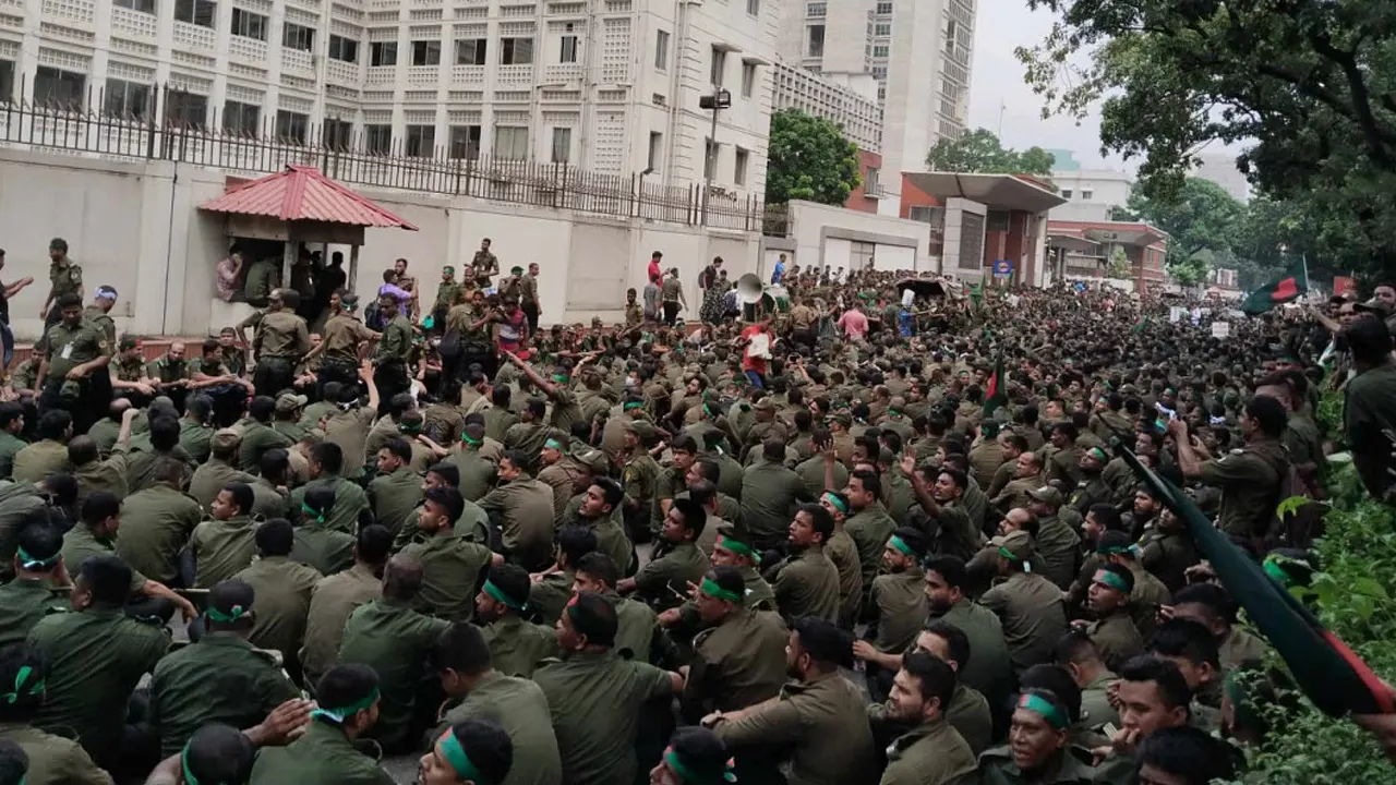 আন্দোলনরত আনসার বাহিনী। ছবি: কালবেলা