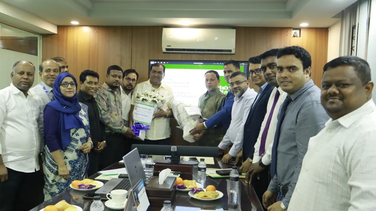 বেসরকারি বিশ্ববিদ্যালয় সমিতির নবনির্বাচিত সভাপতি ড্যাফোডিল ইন্টারনাশনাল ইউনিভার্সিটির ট্রাস্টিবোর্ডের চেয়ারম্যান ড. মো. সবুর খান ও মহাসচিব আমেরিকান ইন্টারনাশনাল ইউনিভার্সিটি অব বাংলাদেশ এর ট্রাস্টিবোর্ডের চেয়ারম্যান জনাব ইশতিয়াক আবেদীনকে ফুলেল শুভেচ্ছা জানান প্রাইভেট ইউনিভার্সিটি পালিক রিলেশনস অফিসারস অ্যাসোসিয়েশন নির্বাহী কমিটির সভাপতি মনিরুল ইসলাম রিন্টু ওসাধারন সম্পাদক আবু সাদতসহ নির্বাহী কমিটির সদস্যরা।