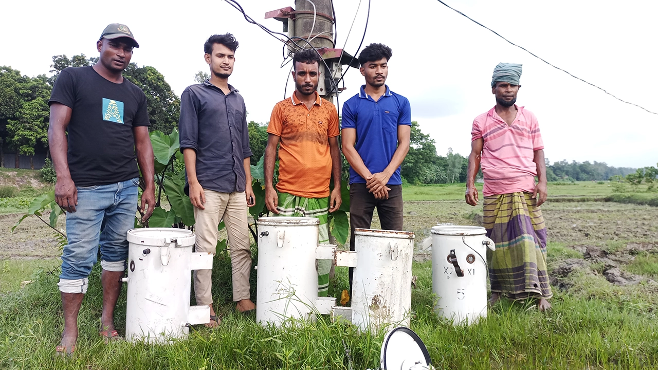 ট্রান্সফরমারের খালি বোতল নিয়ে কামারখন্দ এলাকাবাসী। ছবি : কালবেলা