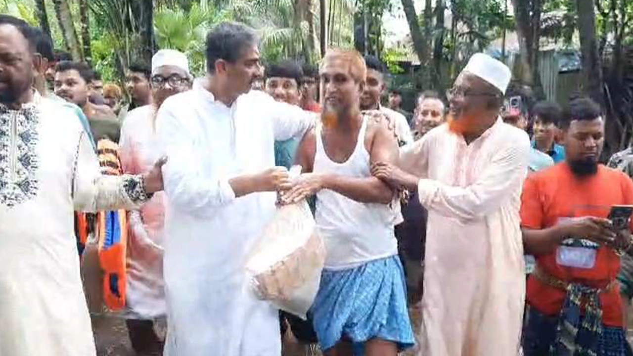লক্ষ্মীপুর সদর উপজেলার দিঘলী ইউনিয়নে বন্যার্তদের মাঝে বিএনপির যুগ্ম মহাসচিব শহীদ উদ্দিন চৌধুরী এ্যানির ত্রাণ বিতরণ। ছবি : কালবেলা