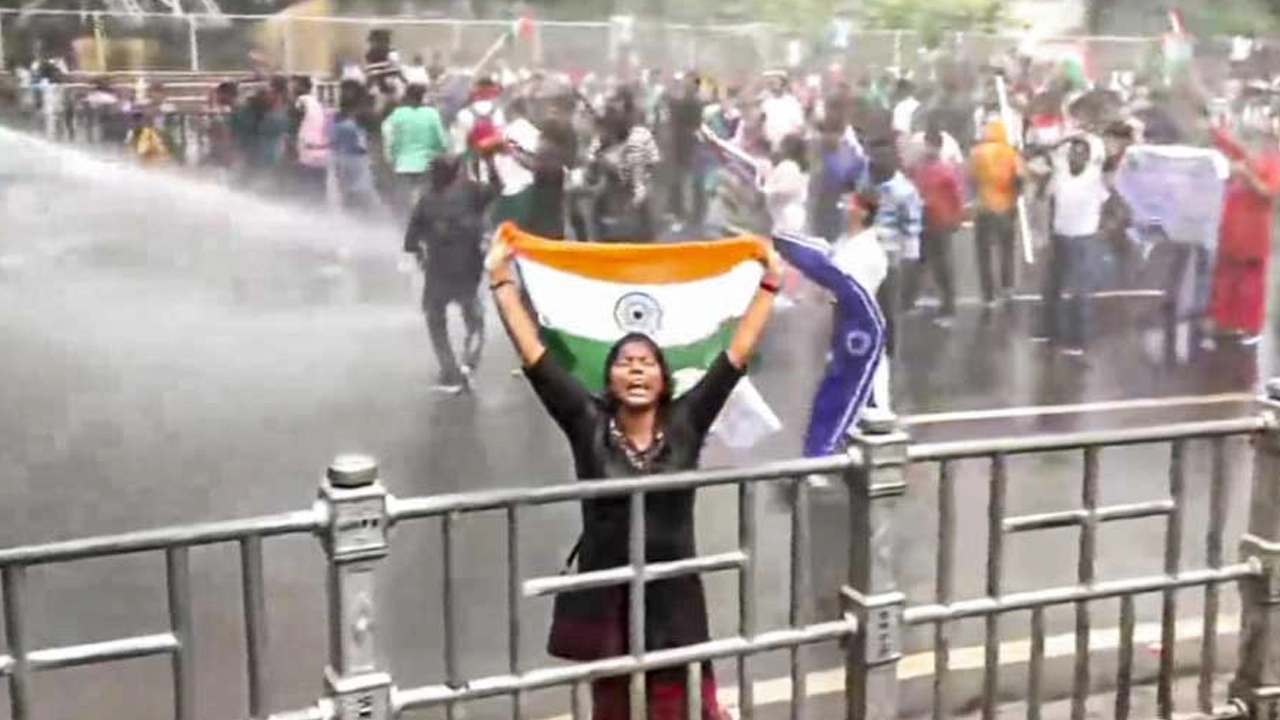 পুলিশের জলকামান উপেক্ষা করে ভারতের জাতীয় পতাকা হাতে এক বিক্ষোভকারী। ছবি : সংগৃহীত