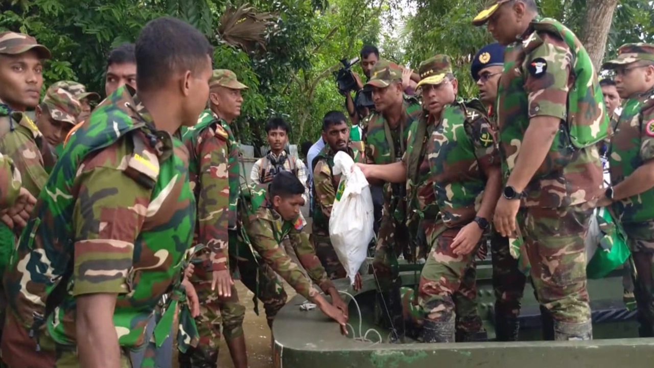 বন্যাদুর্গতদের মধ্যে ত্রাণসামগ্রী বিতরণ করছেন সেনাপ্রধান লেফটেন্যান্ট জেনারেল ওয়াকার-উজ-জামান। ছবি : কালবেলা