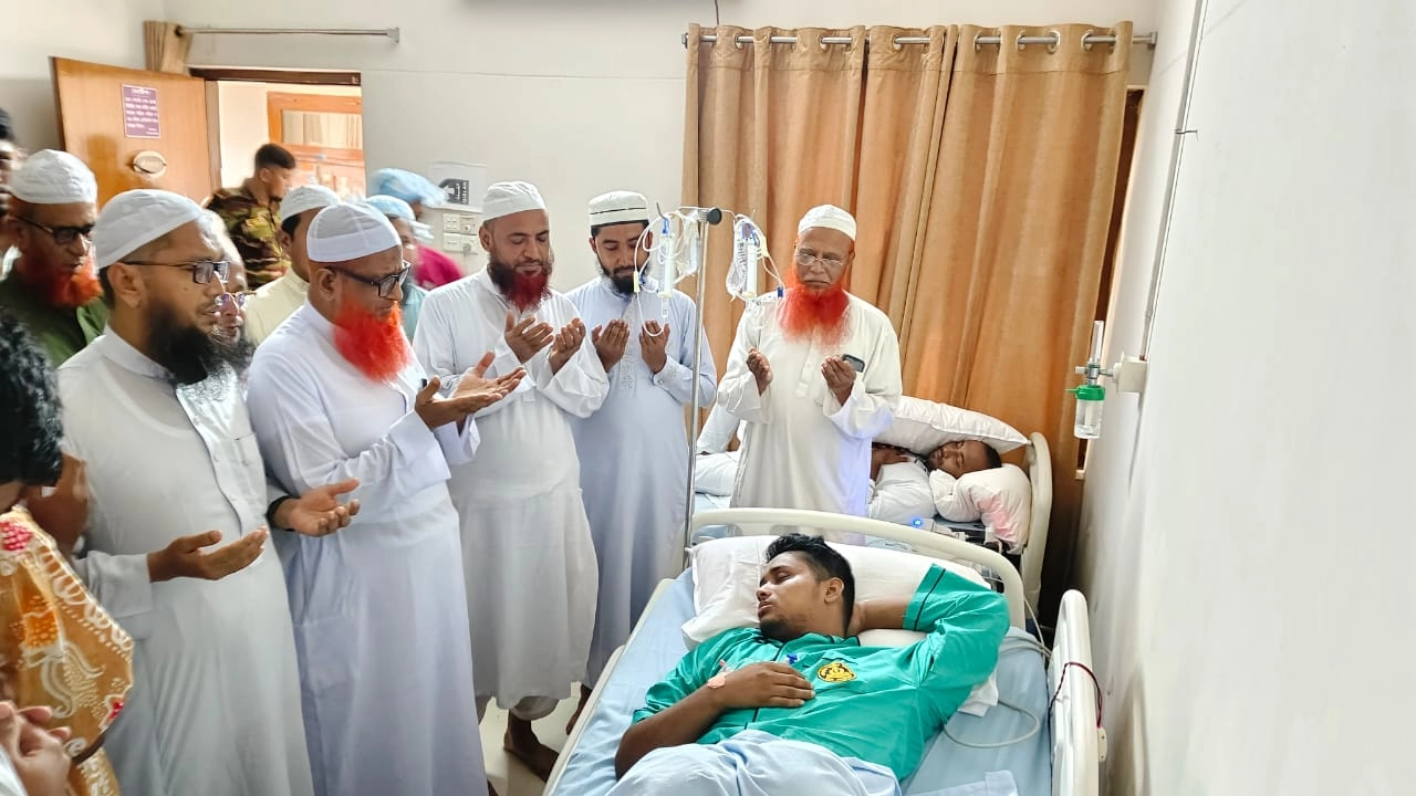 হাসনাতকে দেখতে সিএমএইচে ইসলামী আন্দোলনের নেতাকর্মীরা। ছবি : কালবেলা