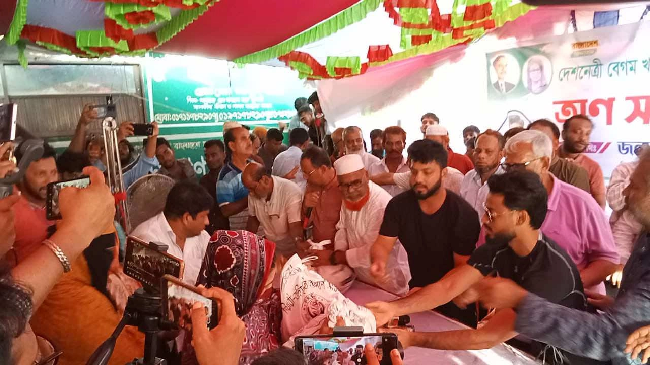 বন্যার্ত মানুষের মাঝে ত্রাণ বিতরণকালে বিএনপির নেতা ইশরাক হোসেন। ছবি : কালবেলা