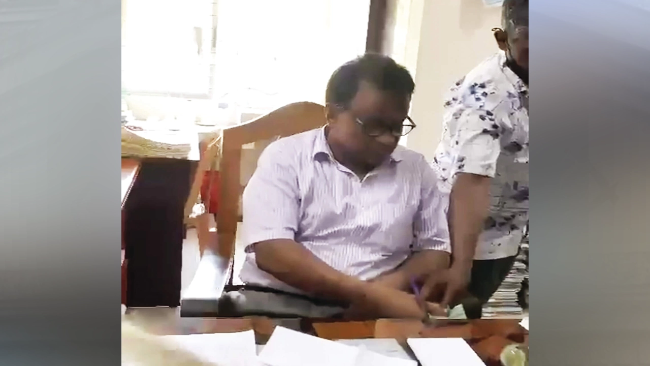 ঘুষ নিচ্ছেন চট্টগ্রাম সিটি করপোরেশনের (চসিক) হিসাবরক্ষক মাসুদুল ইসলাম। ছবি : কালবেলা