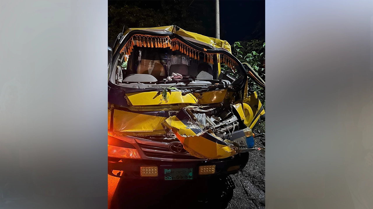 দুর্ঘটনায় দুমড়েমুচড়ে গেছে ত্রাণবাহী ট্রাক। ছবি : কালবেলা