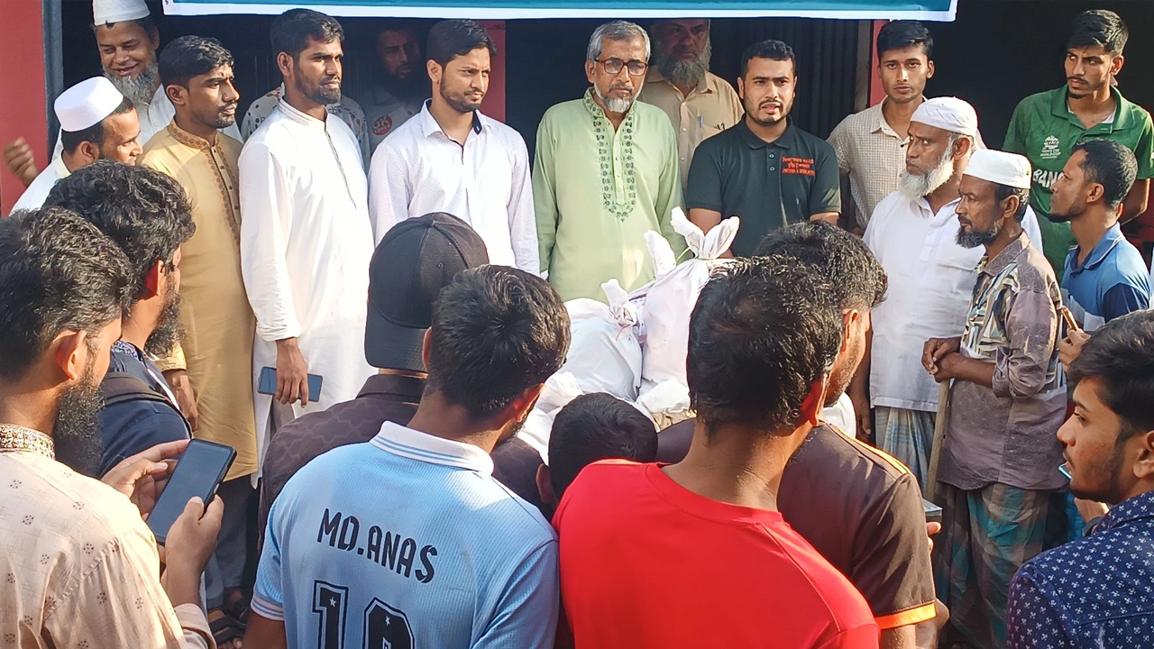ত্রাণসামগ্রী ও ফ্রি মেডিক্যাল ক্যাম্প পরিচালনায় ছাত্রশিবির। ছবি : কালবেলা
