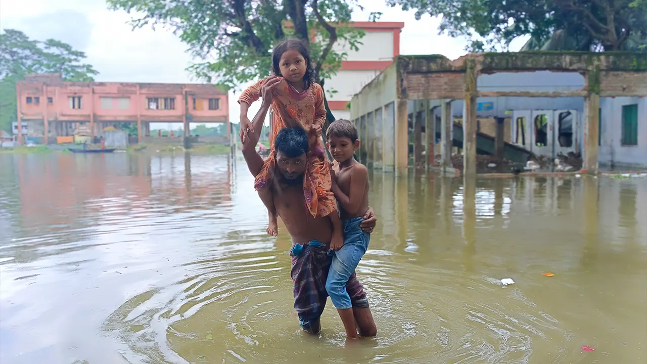 পানিবন্দি লক্ষাধিক মানুষ। ছবি : কালবেলা