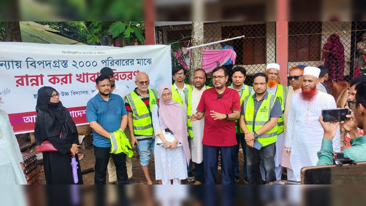 ফেনী সদরের শর্শদি উচ্চ বিদ্যালয়ে বন্যাদুর্গতদের জন্য রান্না করা খাবার বিতরণ কর্মসূচি উদ্বোধন করেন মজিবুর রহমান মঞ্জু। ছবি : সংগৃহীত