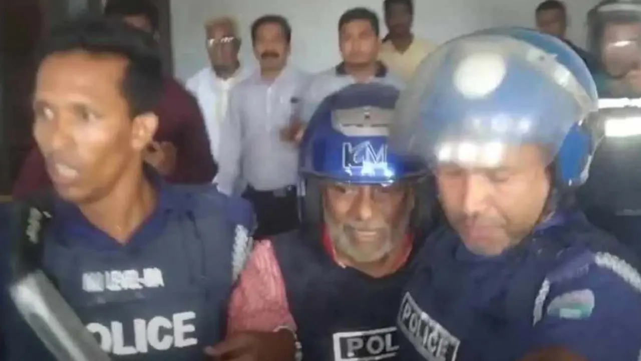 সিলেট আদালতে তোলার পূর্বে সাবেক বিচারপতি মানিক। ছবি : সংগৃহীত