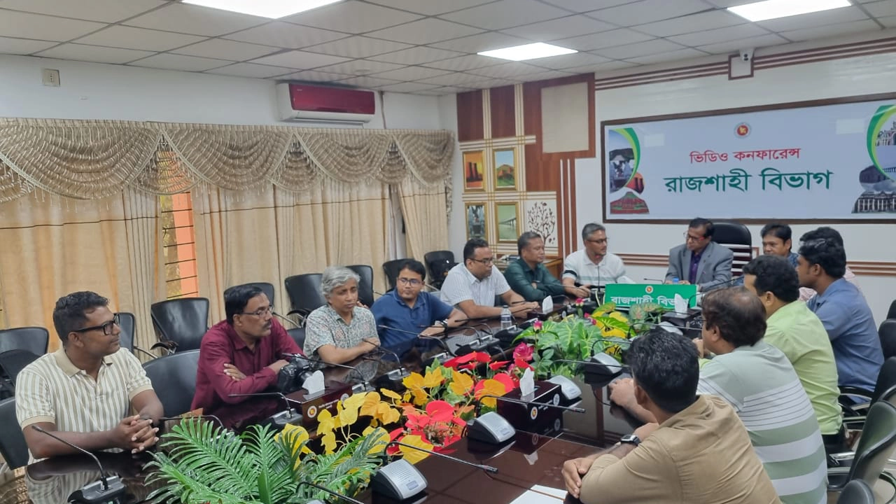 রাজশাহী বিভাগীয় কমিশনার ও ডিসির সঙ্গে নবগঠিত আহ্বায়ক কমিটির নেতাদের সৌজন্য সাক্ষাৎ। ছবি : কালবেলা