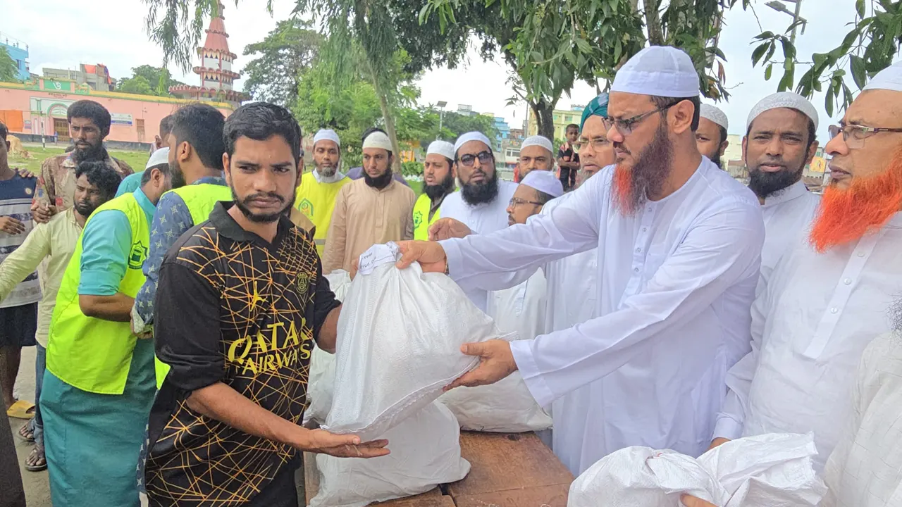 কুমিল্লায় ত্রাণ বিতরণ করেন মুফতি সৈয়দ মুহাম্মদ ফয়জুল করীম। ছবি : কালবেলা