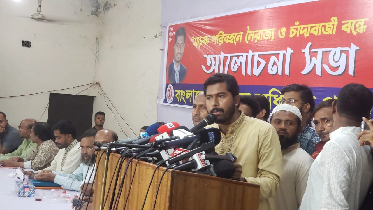 জাতীয় প্রেস ক্লাবে ‘সড়ক পরিবহনে নৈরাজ্য ও চাঁদাবাজি বন্ধে করণীয়’- শীর্ষক আলোচনা সভায় কথা বলেন ভিপি নুরুল হক নুর। ছবি : সংগৃহীত