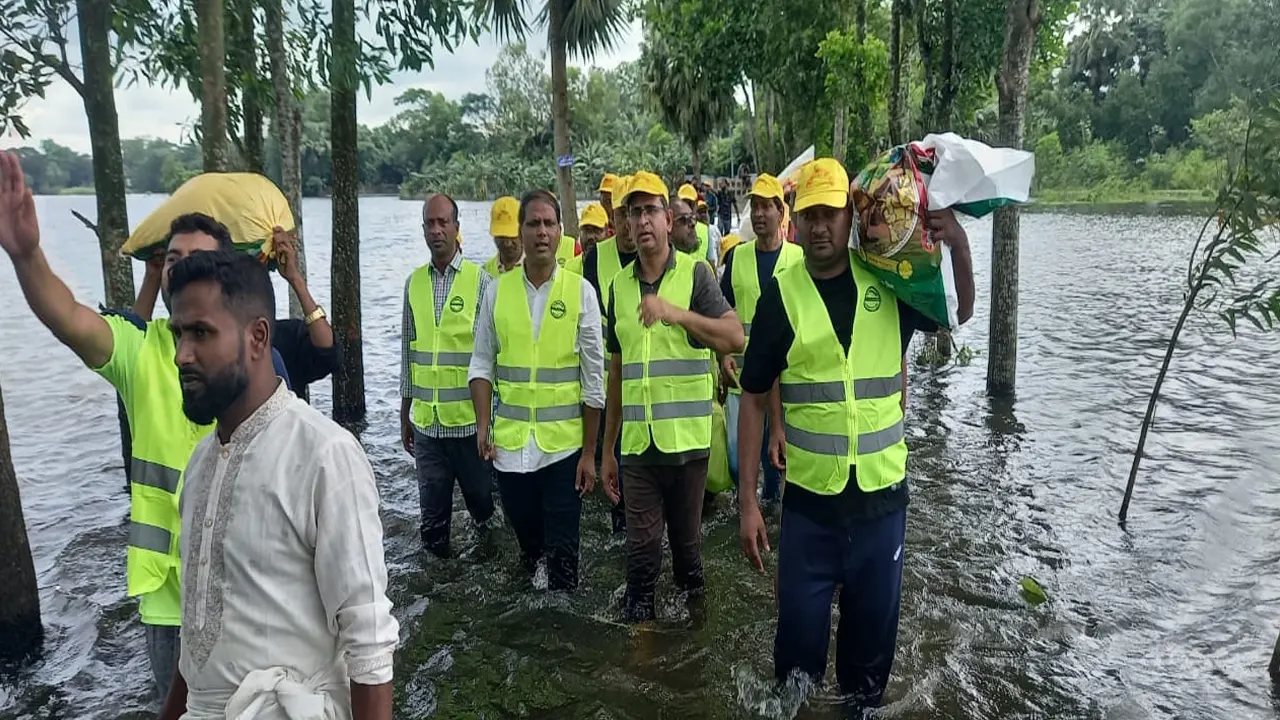 ত্রাণসামগ্রী বিতরণ কর্মসূচিতে স্বেচ্ছাসেবক দলের নেতারা। ছবি : কালবেলা