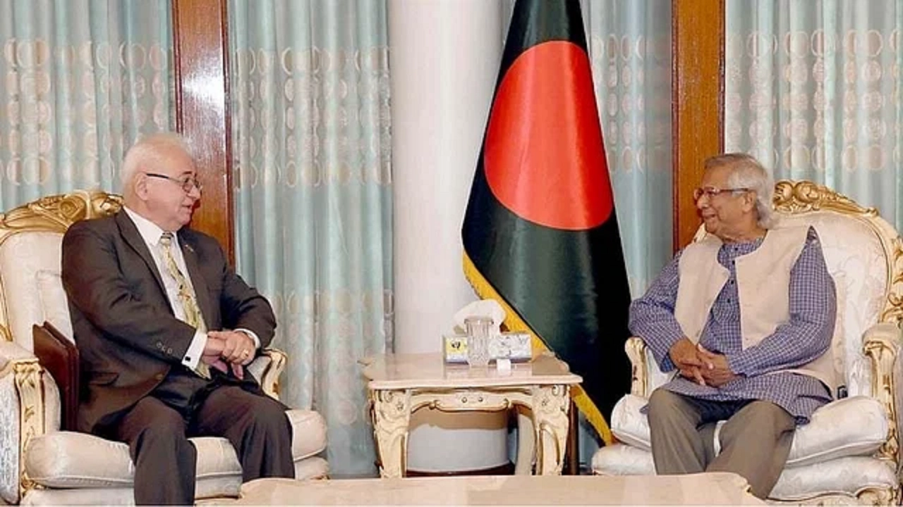 প্রধান উপদেষ্টা ড. মুহাম্মদ ইউনূসের সঙ্গে সৌজন্য সাক্ষাৎ করেন বাংলাদেশে নিযুক্ত রুশ রাষ্ট্রদূত আলেকজান্ডার মান্টিটস্কি। ছবি : সংগৃহীত
