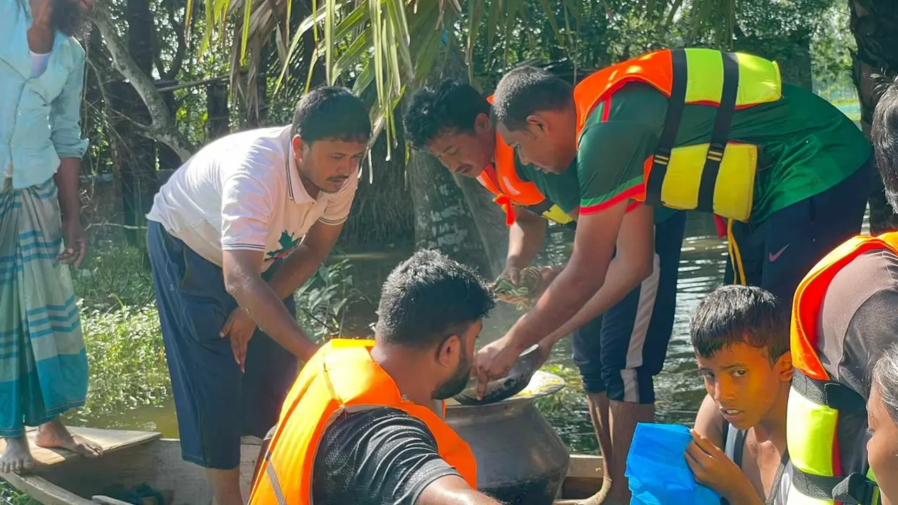 বন্যাদুর্গতদের মাঝে খাবার ও ওষুধ বিতরণ ঢাবি ছাত্রদলের। ছবি : কালবেলা