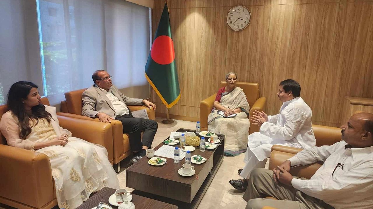 মৎস্য ও  প্রাণিসম্পদ উপদেষ্টা ফরিদা আখতারের সঙ্গে সৌজন্য সাক্ষাৎ করেছে এনপিপির প্রতিনিধি দল। ছবি : কালবেলা  