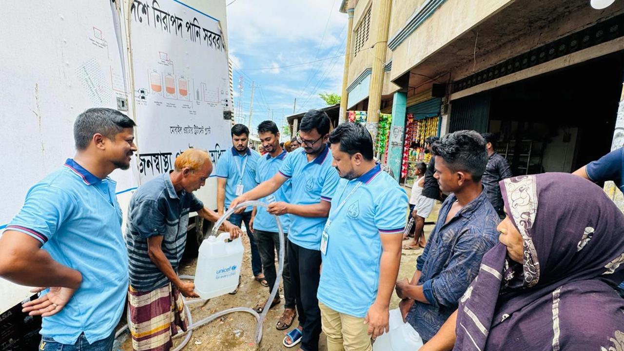 মৌলভীবাজারে ভ্রাম্যমাণ পানি শোধনাগারের মাধ্যমে পানি সরবরাহ করছেন বন্যাকবলিত এলাকাবাসী। ছবি : কালবেলা