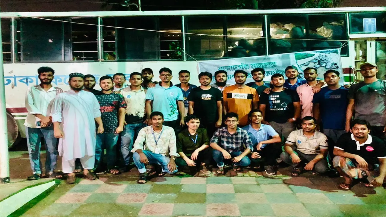 ত্রাণ নিয়ে ঢাকা কলেজের শিক্ষার্থীরা। ছবি : কালবেলা।
