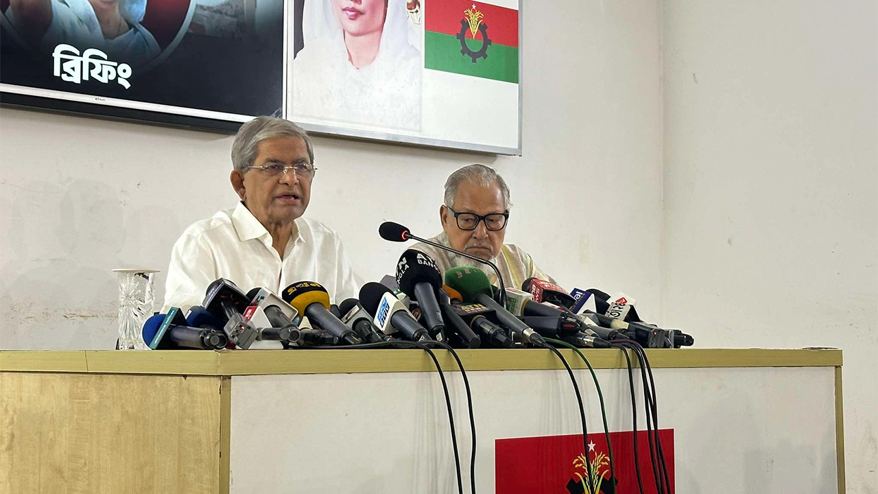 সংবাদ সম্মেলনে বিএনপি মহাসচিব মির্জা ফখরুল ইসলাম আলমগীর । ছবি : কালবেলা
