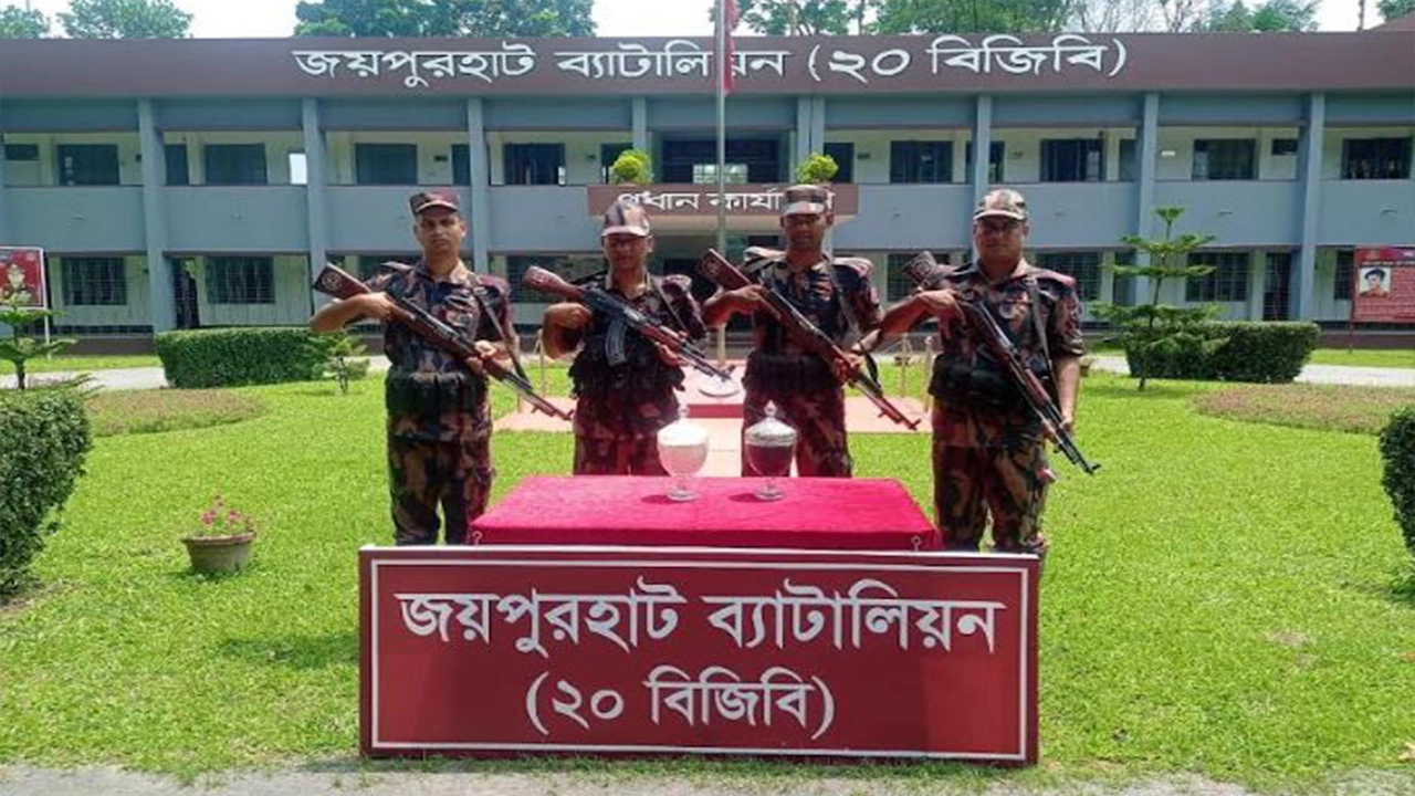 দিনাজপুরের বিরামপুর সীমান্ত দিয়ে ভারতে পাচারকালে ৩ কেজি ৬০১ গ্রাম সাপের বিষ জব্দ করেছে বিজিবি। ছবি : কালবেলা