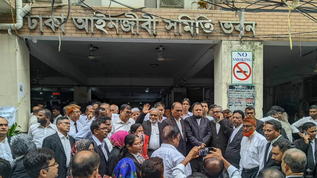 বিক্ষুব্ধ বিএনপিপন্থি আইনজীবীরা। ছবি : কালবেলা