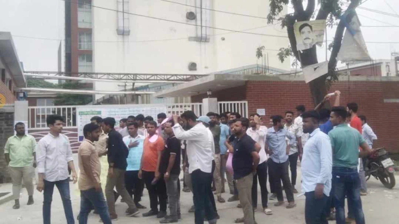 টঙ্গীতে ১২দফা দাবিতে শ্রমিকদের বিক্ষোভ। ছবি : কালবেলা